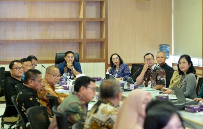 Teks Foto : Sekretaris Daerah Provinsi Sumatera Utara (Sumut) Togap Simangunsong memimpin rapat teknis lanjutan penanganan inflasi Provinsi Sumut khususnya komoditas cabai merah di Ruang Rapat II Lantai 2 Kantor Gubernur Sumut Jalan Diponegoro Kota Medan, Jumat (10/10/2025).(Foto : Ist) 