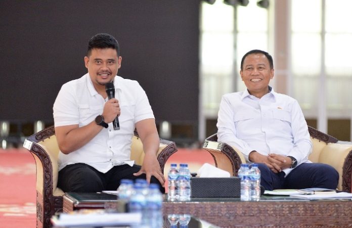 Teks Foto : Gubernur Sumatera Utara (Sumut) Bobby Nasution melakukan pertemuan dengan Direktur Jenderal Perhubungan Darat Kementerian Perhubungan Aan Suhanan terkait Bus Rapid Transit (BRT) Mebidang (Medan-Binjai-Deliserdang) di Aula Tengku Rizal Nurdin Jalan Sudirman Kota Medan, Kamis (16/10/2025).(Foto : Ist)