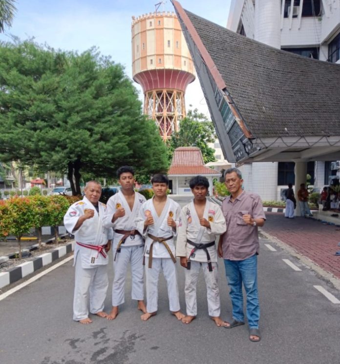 Abdi Ridho Ketua Dojo Perumda Tirtanadi beserta 3 para atlit yang mengikuti PON Bela diri bulan ini
