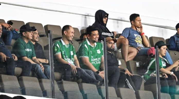 Screenshot_2025_1026_055304 Teks Foto : Gubernur Sumatera Utara (Sumut) Muhammad Bobby Afif Nasution menonton secara langsung pertandingan sepakbola antara PSMS Medan versus Persiraja Banda Aceh, di Stadion Utama Sumatera Utara, Desa Sena Kabupaten Deliserdang, Sabtu (25/10/2025). PSMS Medan unggul atas Persiraja Banda Aceh dengan skor 1-0. (Foto : Ist)