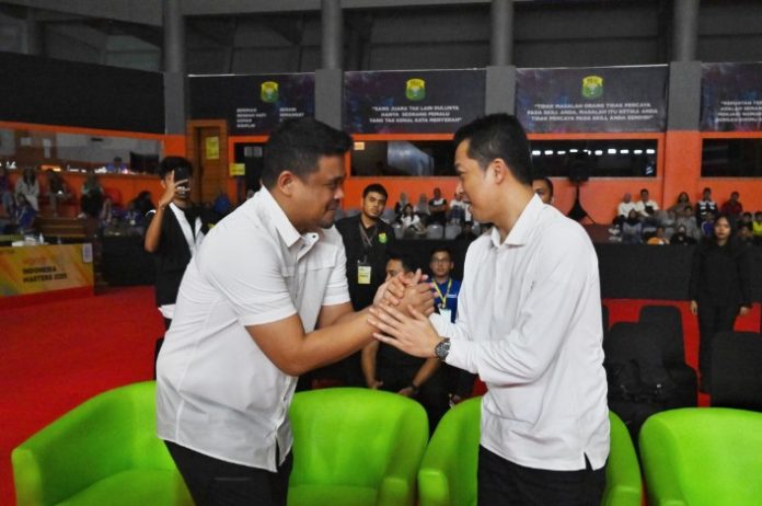 Teks Foto : Gubernur Sumatera Utara (Sumut) Muhammad Bobby Nasution mendampingi Wakil Menteri Olah Raga (Wamenpora) Taufik Hidayat menyaksikan Final Kejuaraan Bulutangkis International Wondr by BNI Indonesia Masters S 100 2025 di GOR PBSI Sumut Jalan PBSI, Kabupaten Deliserdang, Sumut, Minggu (26/10/2025) sore.(Foto : Ist)