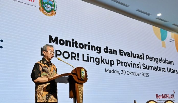 Teks Foto : Sekretaris Dinas Komunikasi dan Informatika (Kominfo) Sumut Ahmad Yazid Matondang mewakili Kadis Kominfo Sumut Erwin Hotmansah Harahap membuka Monitoring dan Evaluasi Pengelolaan Lapor! Lingkup Provinsi Sumatera Utara di Aula Raja Inal Siregar Kantor Gubernur Sumut Jalan Diponegoro Nomor 30 Medan, Kamis (30/10/2025). (Foto : Ist)