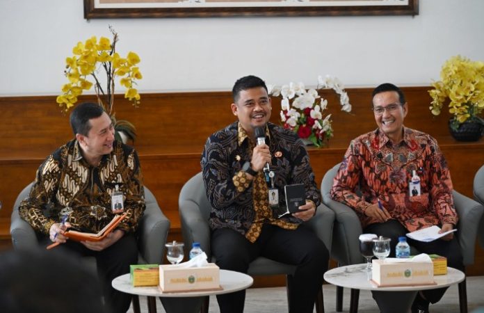 Teks Foto : Gubernur Sumatera Utara (Sumut) Muhammad Bobby Afif Nasution menegaskan komitmen Pemerintah Provinsi Sumut untuk mendukung Bank Sumut untuk dapat naik kelas. Hal ini disampaikan pada Temu Pers yang digelar Dinas Komunikasi dan Informatika Sumut bersama jajaran Direksi PT Bank Sumut di Lobby Dekranasda, Kantor Gubernur Sumut, Jalan Diponegoro Nomor 30 Medan, Kamis (30/10/2025). (Foto : Ist)