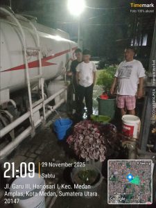 warga Jalan Garu 3 Komplek Meher Palace mendapatkan air bersih dengan mobil tangki dari Perumda Tirtanadi. Sabtu (29/11/2025)
