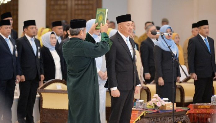 Teks Foto : Gubernur Sumatera Utara (Sumut) Bobby Nasution melakukan pelantikan dan pengambilan sumpah jabatan terhadap Sulaiman Harahap sebagai Penjabat Sekretaris Daerah Provinsi Sumut di Aula Raja Inal Siregar Lantai 2 Kantor Gubernur Sumut Jalan Diponegoro 30, Kota Medan, Senin (3/11/2025).(Foto : Ist).