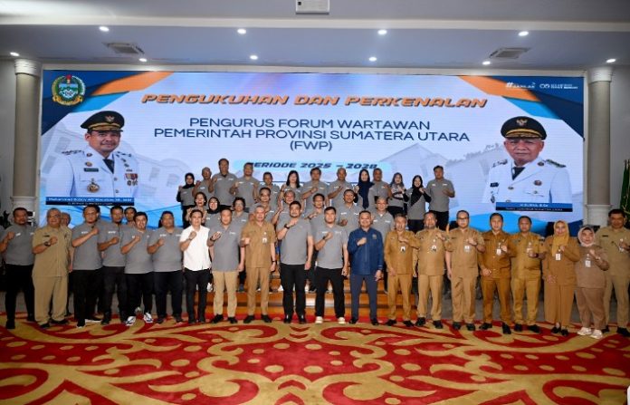Teks Foto : Gubernur Sumatera Utara (Sumut) Muhammad Bobby Afif Nasution didampingi Plt Sekdaprovsu Sulaiman Harahap, serta sejumlah OPD menghadiri Pengukuhan dan Perkenalan Pengurus Forum Wartawan Pemprovsu (FWP) di Aula Raja Inal Siregar, Selasa (4/11/2025). Sesaat sebelumnya Kadis Kominfo Sumut Erwin Hotmansah Harahap mengukuhkan Pengurus FWP yang dipimpin oleh Syaifullah Defaza. (Foto : Ist) 