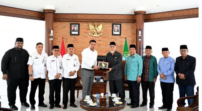 Teks Foto :  Gubernur Sumatera Utara (Sumut) Muhammad Bobby Afif Nasution menerima kunjungan Majelis Ulama Indonesia (MUI) Sumut di Anjungan Lantai 9 Kantor Gubernur Sumut, Jalan Pangeran Diponegoro Nomor 30 Medan, Rabu (5/11/2025). (Foto : Ist) 