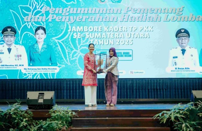 Teks Foto :  Ketua Tim Penggerak Pemberdayaan dan Kesejahteraan Keluarga (TP PKK) Provinsi Sumatera Utara (Sumut) Kahiyang Ayu secara resmi menutup Kegiatan Jambore Kader PKK Tingkat Provinsi Sumut Tahun 2025, yang berlangsung di Ballroom Hotel Grand Mercure, Jalan Sutomo No. 1 Medan, Rabu (05/11/2025). (Foto : Ist)