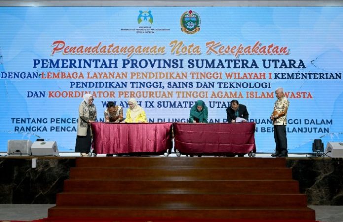 Teks Foto :  Wakil Gubernur Sumut Surya saksikan Penandatanganan kesepakatan bersama dengan Kementerian Pemberdayaan Perempuan dan Perlindungan Anak (PPPA) untuk memperkuat upaya perlindungan terhadap perempuan dan anak.yang dihadiri langsung oleh Menteri Pemberdayaan Perempuan dan Perlindungan Anak RI Arifah Fauzi di Aula Raja Inal Siregar, lantai 2 Kantor Gubernur Sumut, Jalan Diponegoro No. 30, Medan, Jum'at Malam (7/11/2025). (Foto : Ist) 