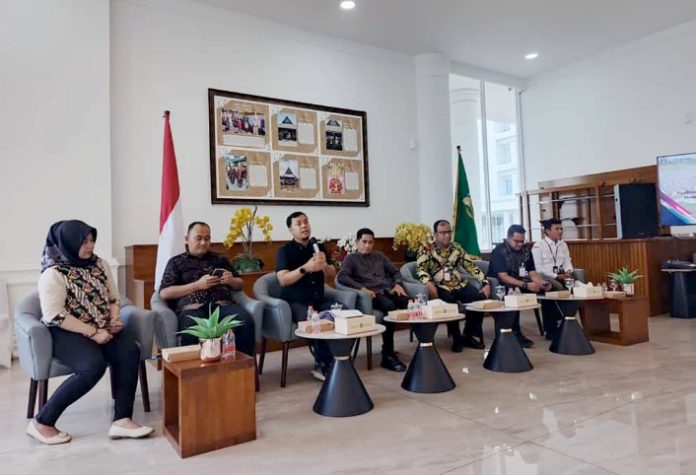 Teks Foto :  Ketua FWP Sumut Syaifullah Defaza juga melaporkan hingga saat ini sudah ada lebih dari separuh kouta rumah yang diberikan Gubernur Sumut diambil oleh Wartawan FWP Sumut. Kuota 100 unit rumah subsidi bagi wartawan yang bertugas di lingkungan Pemerintah Provinsi (Pemprov) Sumut, di Lobby Dekranasda, Kantor Gubernur, Jumat (07/11/2025). (Foto : Ist) 