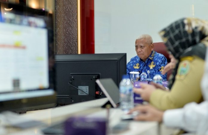 Teks Foto :  Wakil Gubernur Sumatera Utara (Sumut) Surya mengikuti Rapat Koordinasi Pengendalian Inflasi Tahun 2025 dengan Kementerian Dalam Negeri secara daring melalui aplikasi zoom meeting di Ruang Sumut Smart Province Lantai 6 Kantor Gubernur Sumut Jalan Diponegoro Kota Medan, Senin (17/11/2025).(Foto : Ist).