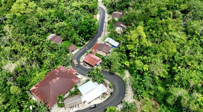 Teks Foto :  Sejumlahruas jalan yang telah diperbaiki di Kepulauan Nias. Perbaikan infrastruktur ini merupakan bagian dari program Hasil Terbaik Cepat (PHTC) melalui Infrastruktur Terintegrasi (INSTANSI), sebagai langkah cepat Gubernur Bobby dalam menangani persoalan infrastruktur di Kepulauan Nias. Perbaikan ini diharapkan memperlancar akses transportasi warga serta mendukung aktivitas ekonomi masyarakat setempat. (Foto : Ist)