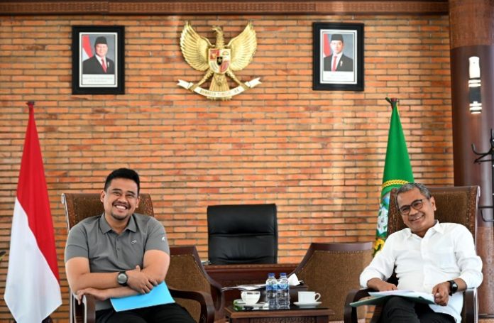 Teks Foto :  Gubernur Sumatera Utara (Sumut) Muhammad Bobby Afif Nasution menerima kunjungan Bupati Nias Ya'atulo Gulo di Kantor Gubernur Sumut, Jalan Diponegoro Nomor 30, Medan, Selasa (04/11/2025).(Foto : Ist) 