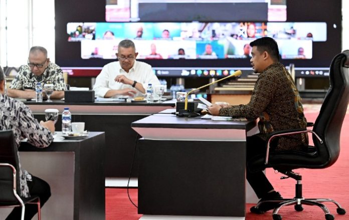 Teks Foto :  Gubernur Sumatera Utara (Sumut) Muhammad Bobby Afif Nasution didampingi Plt Sekdaprovsu Sulaiman Harahap, serta para OPD memberi sambutan pada Evaluasi SAKIP Pemprov Sumut tahun 2025, yang diselenggarakan secara zoom meeting di Aula Tengku Rizal Nurdin, Jalan Sudirman Nomor 41 Medan, Jumat (07/11/2025). (Foto : Ist) 