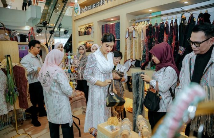 Teks Foto : Ketua Dewan Kerjainan Daerah (Dekranasda) Provinsi Sumatera Utara (Sumut) Kahiyang Ayu, bersama Wakil Ketua Dekranasda Sumut Titiek Sugiharti menghadiri pembukaan Gebyar Kriya Nusantara dan Jogja Investment, Trade, Tourism, Agriculture and Fishing (ITTAF) 2025 di Plaza Malioboro, Yogyakarta, Jumat (14/11/ 2025). (Foto : Ist) 