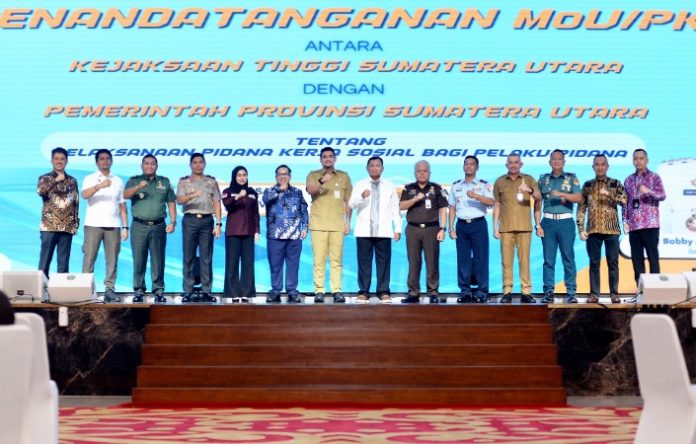 Teks Foto : Gubernur Sumatera Utara (Sumut) Muhammad Bobby Afif Nasution menandatangani Perjanjian Kerja Sama dengan Kejaksaan Tinggi Sumut tentang Sinergitas dalam pelaksanaan Pidana Kerja Sosial bagi Pelaku Pidana di Aula Raja Inal Siregar, Kantor Gubernur Sumut, Jalan Diponegoro Kota Medan, Selasa (18/11/2025). Penandatanganan tersebut juga dilakukan oleh seluruh Bupati dan Walikota se-Sumut dengan Kejaksaan Negeri daerah masing-masing.(Foto : Ist).