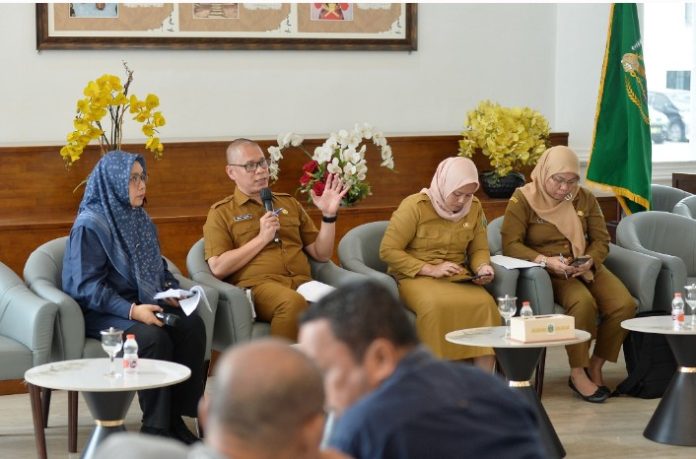Teks Foto : Pemerintah Provinsi Sumatera Utara (Sumut) melalui Dinas Kebudayaan dan Pariwisata dan Ekonomi Kreatif Provinsi Sumut melakukan Konferensi Pers terkait Pariwisata Unggul, Ekonomi Kreatif Tumbuh : Sinergi Program untuk menarik Wisatawan dan Investor. Kegiatan yang difasilitasi Dinas Kominfo Sumut ini berlangsung di Lobby Dekranasda, Lantai 1 Kantor Gubernur Sumut, Jalan Diponegoro Kota Medan, Senin (24/11/2025).(Foto : Ist)