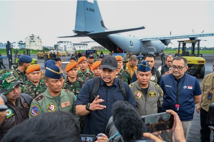 Teks Foto :  Gubernur Sumut Bobby Nasution sesaat sebelum terbang menggunakan Pesawat Hercules untuk meninjau Banjir Tapanuli Tengah dari Landasan Udara Soewondo, Jalan Komodor Adi Sucipto, Jum'at (28/11/2025). (Foto : Ist) 