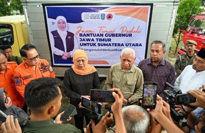 Teks Foto :  Wakil Gubernur Sumut, Surya menerima kedatangan Gubernur Jawa Timur Chofifah Indar Parawansa dalam rangka menyerahkan bantuan untuk Masyarakat Sumatera Utara yang terdampak banjir di Posko Darurat Bencana Provinsi Sumut, Jalan AH Nasution, Medan, Minggu (30/11/2025). (Foto : Ist) 