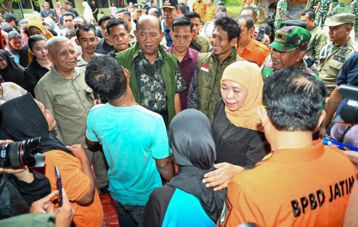 Teks Foto :  Wakil Gubernur Sumut Surya bersama Gubernur Jawa Timur Khofifah Indar Parawansa serahkan bantuan kepada masyarakat terdampak banjir di Kecamatan Hinai Kabupaten Langkat, Minggu (30/11/2025). Selain menyerahkan bantuan, juga menyapa dan berdialog bersama masyarakat terdampak banjir di daerah tersebut. (Foto : Ist) 