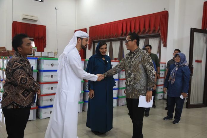 Wali Kota Medan Rico Waas usai menerima bantuan yang diserahkan Wakil Duta Besar Uni Emirat Arab (UEA), Shaima Al Hebsi di Posko Bantuan Bencana Kota Medan, Gedung PKK, Medan Petisah, Sabtu (13/12/25). (Foto : Ist)