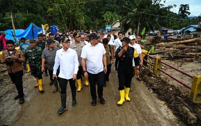 Teks Foto : Gubernur Sumatera Utara (Sumut) Bobby Afif Nasution bersama Bupati Tapanuli Selatan Gus Irawan Pasaribu, serta jajaran OPD beserta pihak Kepolisian, meninjau lokasi yang terdampak bencana banjir bandang di desa Garoga, Kecamatan Batang Toru, Kabupaten Tapanuli Selatan, beberap waktu lalu. (Foto : Ist)