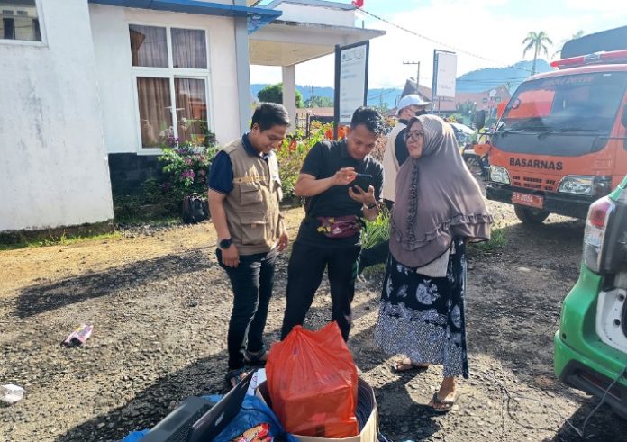 Teks Foto :  Pemerintah Provinsi (Pemprov) Sumatera Utara Sumut) melalui Dinas Komunikasi dan Informatika (Kominfo) menyediakan akses internet di lokasi pengungsian Tapanuli Tengah (Tapteng), Senin (1/12/2025). Internet ini diberikan secara gratis kepada seluruh masyarakat sekitar.  (Foto : Ist)