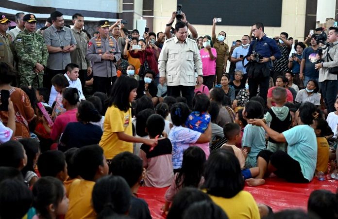 Teks Foto : Gubernur Sumatera Utara (Sumut) Bobby Afif Nasution bersama Bupati Tapanuli Tengah Masinton Pasaribu, Kapolri Listyo Sigit Prabowo, dan Panglima TNI Agus Sibiyanto mendampingi Presiden Republik Indonesia Prabowo Subianto meninjau para pengungsi banjir bandang, di posko pengungsian di GOR Pandan, Kabupaten Tapanuli Tengah, Senin (01/12/2025). (Foto : Ist) 