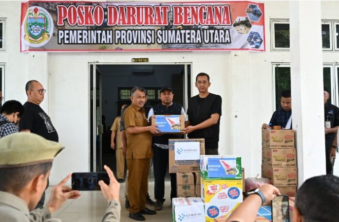 Teks Foto :  Posko Darurat Bencana Pemerintah Provinsi (Pemprov) Sumatera Utara (Sumut) menerima bantuan logistik kemanusiaan dari Kementerian Komunikasi dan Digital (Komdigi) melalui program Komdigi Peduli. Diterima langsung oleh Ketua Harian Posko Darurat Bencana Sumut, Basarin Yunus Tanjung, di Posko Darurat Bencana Sumut, Jalan AH Nasution Medan, Selasa (2/12/2025). (Foto : Ist)