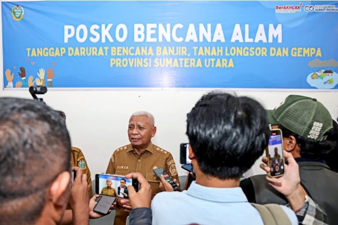 Teks Foto :  Wakil Gubernur (Wagub) Sumatera Utara (Sumut) Surya memastikan bahwa cadangan beras Bulog untuk para korban bencana alam di Sumut, dalam kondisi sangat mencukupi. Hal ini disampaikannya di Posko Darurat Bencana Pemerintah Provinsi (Pemprov) Sumut, Jalan AH Nasution, Senin (1/12/2025). (Foto : Ist)