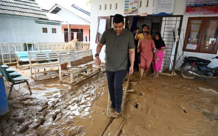 Teks Foto : Gubernur Sumatera Utara (Sumut) Muhammad Bobby Afif Nasution meninjau daerah terdampak parah banjir dan longsor di Tapanuli Tengah, juga membawa bantuan logistik, air bersih dan juga jaringan internet. Salah satunya di Kecamatan Tukka, salah satu kecamatan yang terdampak parah banjir dan longsor, Selasa (2/12/2025). Daerah ini sempat terisolasi karena aksesnya tertutup material banjir dan longsor. (Foto : Ist) 