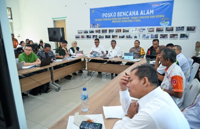 Teks Foto :  Asisten Pemerintahan dan Kesejahteraan Rakyat Provinsi Sumut yang juga Ketua Harian Posko Darurat Bencana Sumut, Basarin Yunus Tanjung memimpin secara daring Rapat Evaluasi Penanganan Bencana Sumut di Posko Darurat Bencana Sumut, Jalan AH Nasution, Medan, Rabu (10/12/2025). (Foto : Ist)