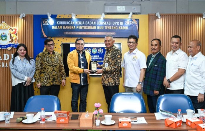 Teks Foto : Pj. Sekdaprov Sumut, Sulaiman Harahap menyambut kunjungan Badan Legislasi DPR RI dalam rangka Penyusunan RUU tentang Kamar Dagang dan Industri Indonesia (KADIN) di Kantor KADIN Sumut, Jalan Sekip Baru Medan, Kamis (18/12/2025). (Foto : Ist) 