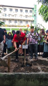 Wong Chun Sen Ketua DPRD Medan Bersama AnakYatim Piatu Gelar HUT Ke-79 Ketum PDI Perjuangan dan HUT Ke-53 PDI Perjuangan Menanam Pohon. (Foto : Ist)