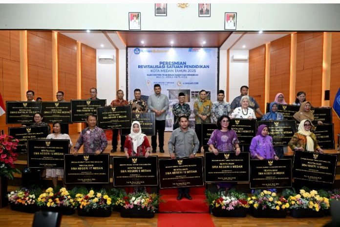Teks Foto :  Gubernur Sumatera Utara (Sumut) Muhammad Bobby Afif Nasution bersama Wakil Walikota Medan Zakiyuddin Harahap mendampingi Menteri Pendidikan Dasar dan Menengah Abdul Mu'ti pada acara Peresmian Sekolah Penerima Bantuan Revitalisasi Satuan Pendidikan di SMK Negeri 7 Medan, Jalan STM No 12 E, Kota Medan, Minggu (4/1/2026). (Foto : Ist) 