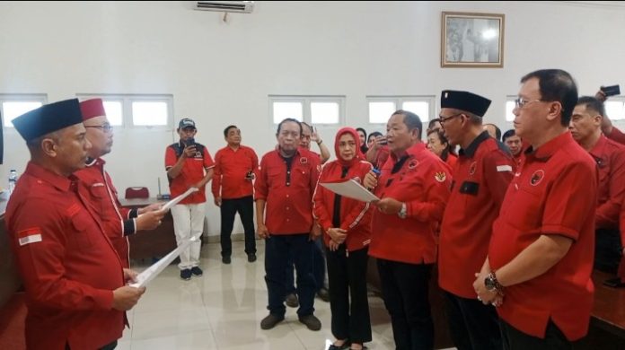Teks Foto :  Rapidin Simbolon Ketua DPD PDI Perjuangan Sumatera Utara beserta Pengurus dan Hasyim SE Ketua DPC PDI Perjuangan Kota Medan melantik Boydo HK Panjaitan jadi Sekretaris DPC PDI Perjuangan Kota Medan dan Fuad Akbar menjadi Bendahara DPC PDI Perjuangan Kota Medan Periode 2025-2030 di gedung DPD PDI Perjuangan Sumut Jalan Jamin Ginting. (Foto : Alian) 
