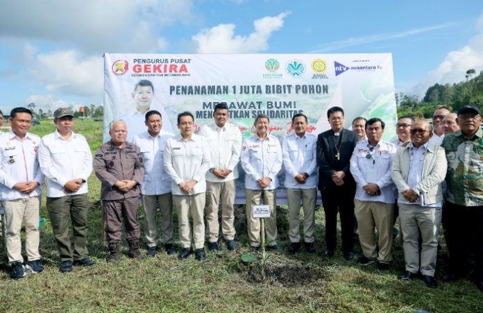 Teks Foto : Gubernur Sumatera Utara (Sumut) Muhammad Bobby Afif Nasution turut mengikuti penanaman sejuta pohon bersama dengan Utusan Khusus Presiden Republik Indonesia Hashim Djojohadikusumo di Kompleks Perkampungan Pemuda HKBP Jetun Silangit, Tapanuli Utara (Taput), Minggu (11/01/2026). (Foto : Ist) 