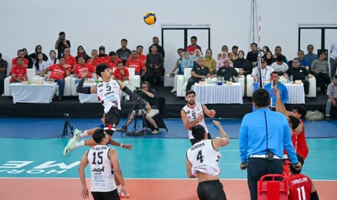 Teks Foto : Wakil Gubernur Sumut, Surya menyaksikan Pertandingan Big Match Tim Putra Pro Liga Volley 2026 antara Tim Jakarta Lavani melawan Tim Jalarta Bhayangkari Presisi di GOR Indoor Volley, Sumut Sport Centre, Minggu (18/1/2026). (Foto : Ist) 