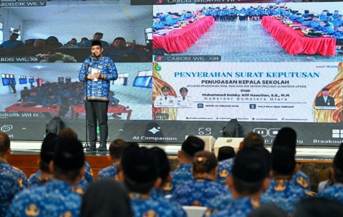 Teks Foto : Gubernur Sumut, Bobby Nasution menyerahkan Surat Keputusan Penugasan kepada 248 Kepala Sekolah untuk jenjang pendidikan SMA, SMK, SLB Negeri se Provinsi Sumatera Utara di Aula Raja Inal Siregar, lantai 2 Kantor Gubernur Sumut, Jalan Dipenogoro No. 30, Medan, Senin (19/1/2026). (Foto : Ist)