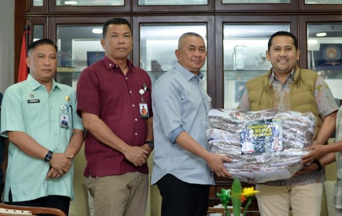 Teks Foto :  Pj Sekretaris Daerah Provinsi Sumut Sulaiman Harahap menerima bantuan kemanusiaan dari Pemerintah Kabupaten Merangin, Provinsi Jambi, untuk penanganan bencana alam di Sumut, Selasa (20/1/2026). Bantuan tersebut diserahkan langsung Bupati Merangin M Syukur secara simbolis di Kantor Gubernur Sumut Jalan Diponegoro Medan. (Foto : Ist)