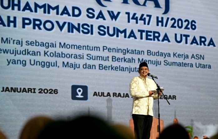 Teks Foto : Gubernur Sumatera Utara (Sumut) Muhammad Bobby Afif Nasution bersama Wakil Gubernur Sumut Surya, Ketua DPRD Sumut Erni Ariyanti Sitorus, Wakil Ketua DPRD Ikhwan Ritonga, Pj Sekretaris Daerah Sumut Sulaiman Harahap, para perwakilan Forkopimda, serta para pimpinan OPD Pemprov Sumut, pada Perayaan Isra Mikraj Nabi Muhammad SAW 1447 H/2026 di Aula Raja Inal Siregar Kantor Gubernur Sumut Jalan Diponegoro nomor 30, Medan, Rabu (21/1/2026). (Foto : Ist) 