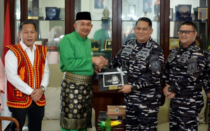 Teks Foto : Pj. Sekretaris Daerah Provinsi Sumatera Utara (Sumut) Sulaiman Harahap menerima kunjungan Panitia Pelaksana Pelayaran ASEAN Plus Cadet Sail (APCS) 2026 di Ruang kerja Lantai 9 Kantor Gubernur Sumut Jalan Diponegoro Kota Medan, Kamis (22/1/2026). APCS yang akan berlangsung pada April mendatang merupakan pelayaran persahabatan maritim internasional yang diadakan oleh TNI Angkatan Laut dan diikuti oleh 46 Negara. (Foto : Ist)