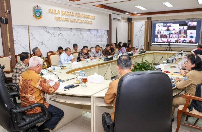 Teks Foto : Wagubsu Surya memimpin Rapat Pembahasan Rancangan Perubahan Perda Nomor 1 Tahun 2024 tentang Pajak Daerah dan Retribusi Daerah di Kantor Badan Penghubung Daerah, Jalan Jambu, Jakarta, Senin (26/1/2026). Rapat tersebut diikuti seluruh OPD melalui konferensi jarak jauh. (Foto : Ist)