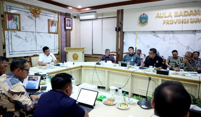 Teks Foto : Gubernur Sumatera Utara (Sumut) Muhammad Bobby Afif Nasution memimpin rapat percepatan pemulihan pascabencana, di Aula Kantor Badan Penghubung, Jakarta, Selasa (27/1/2026). (Foto : Ist)