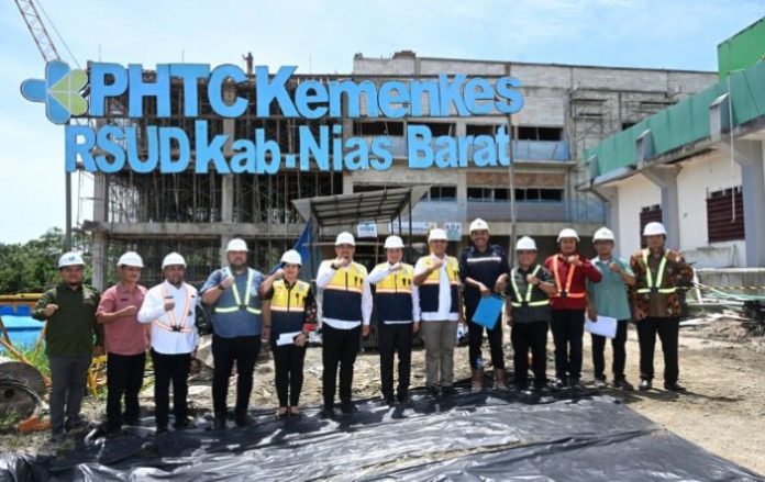 Teks Foto :  Gubernur Sumatera Utara (Sumut) Muhammad Bobby Afif Nasution didampingi Bupati Nias Barat Eliyunus Waruwu, meninjau kondisi Rumah Sakit Umum Daerah (RSUD) Pratama di Kecamatan Lahomi Kabupaten Nias Barat, Kamis (12/02/2026). (Foto : Ist) 
