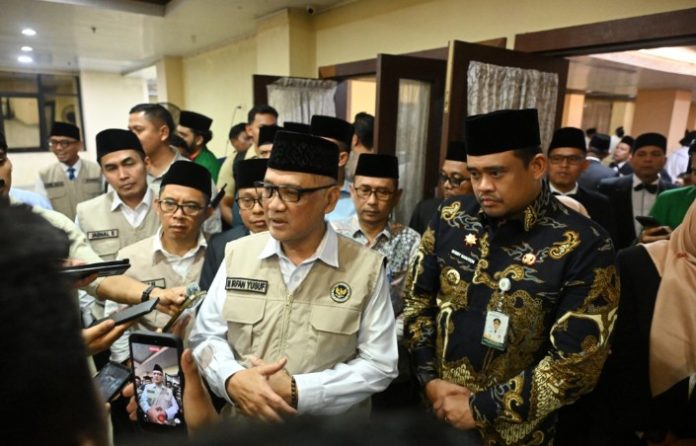 Teks Foto :  Gubernur Sumatera Utara (Sumut), Bobby Nasution bersama Menteri Haji dan Umrah RI Mochamad Irfan Yusuf serta Wakil Menteri Haji dan Umrah Dahnil Anzar Simanjuntak, menghadiri acara Konsolidasi Penyelenggaraan Haji Tahun 1447 H/2026 M sekaligus pembukaan Diklat Terintegrasi PPIH Kloter, Petugas Haji Daerah (PHD), dan Pembimbing KBIHU di Asrama Haji Medan, Jalan AH Nasution, Jumat (30/1/2026) malam. (Foto : Ist) 