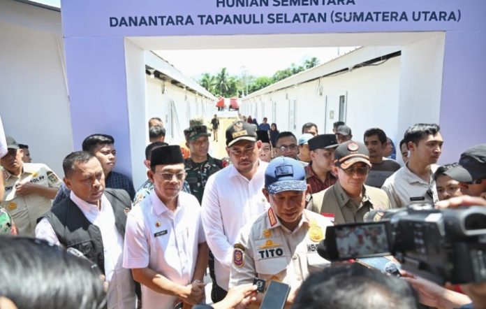 Teks Foto : Gubernur Sumatera Utara (Sumut) Bobby Afif Nasution mendampingi Menteri Dalam Negeri (Mendagri) Tito Karnavian meninjau Hunian Sementara (Huntara) di Kelurahan Simarpinggan, Kecamatan Angkola Selatan, Kamis (05/02/2026). Warga Desa Tandihat mengaku sudah menghuni Huntara tersebut selama dua pekan. (Foto : Ist) 