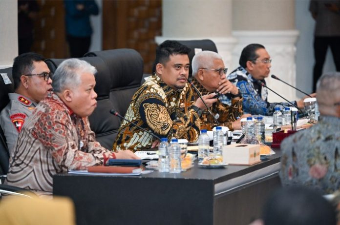 Teks Foto : Gubernur Sumut, Bobby Nasution memimpin Rapat Tim Pengendalian Inflasi Daerah (TPID) di Aula Raja Inal Siregar, lantai 2 Kantor Gubernur Sumut, Jalan Diponegoro No. 30, Medan, Jum'at (6/2/2026). (Foto : Ist)