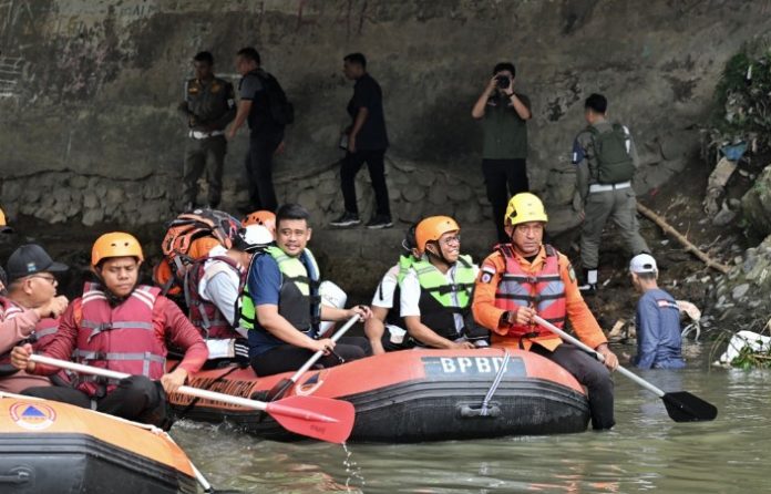 Teks Foto : Gubernur Sumatera Utara (Sumut) Muhammad Bobby Afif Nasution turut serta dalam Aksi Bersih aliran Sungai Deli dalam rangka HUT ke-18 Partai Gerindra, Minggu (8/2/2026). Gubernur juga menyapa warga di Kelurahan Aur, Kecamatan Medan Maimun, Kota Medan.(Foto/Ist)