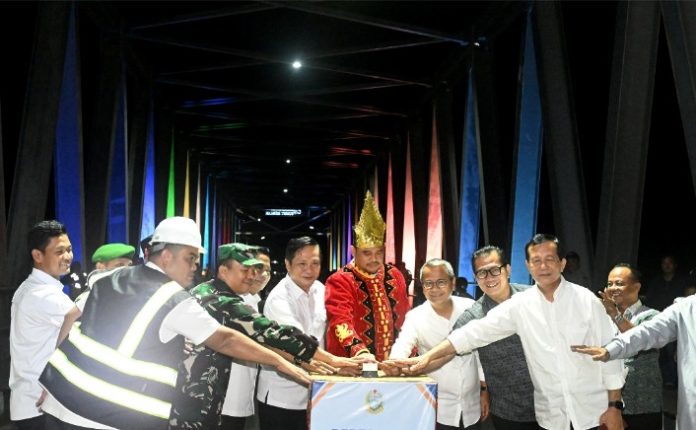 Teks Foto : Gubernur Sumatera Utara (Sumut) Muhammad Bobby Afif Nasution didampingi Bupati Nias Barat Eliyunus Waruwu, Bupati Nias Ya'atulo Gulo, serta forkopimda Nias Barat melakukan penandatanganan prasasti sekaligus meresmikan Jembatan Idano Noyo di Kecamatan Mandrehe, Kabupaten Nias Barat, Rabu (11/2/2026) malam. Gubernur juga melakukan peninjauan sambil menyapa ribuan warga yang antusias hadir pada kesempatan tersebut. (Foto : Ist) 